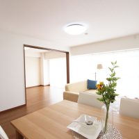 賃貸の床に傷が！退去時の注意点を解説