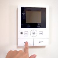 賃貸でもインターホンは後付け可能！防犯性を高めるモニター付きインターホンのメリットとタイプ別解説
